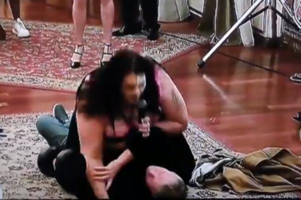 MILOJKOVO SRCE ĆE DA STANE! TRANSVESTIT KIKI SELA GOLIŠAVA NA NJEGA! S VIŠE OD 100 KG MEŠALA: Gledaoci pokrili oči!