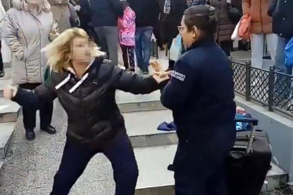 SADIJA JE U JAKO LOŠEM PSIHIČKOM STANJU! Evo šta se dešava sa ženom koja je NOKAUTIRALA KOMUNALNU POLICAJKU!