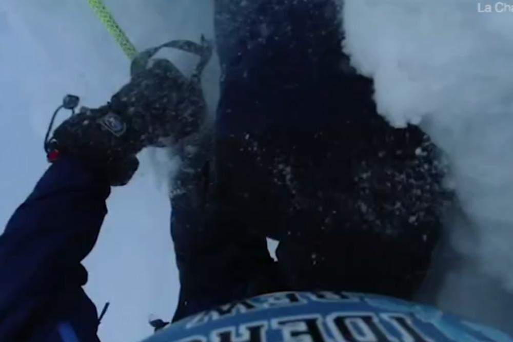 ZASTRAŠUJUĆI SNIMAK SA SKIJANJA: Dečak je upao u rupu, njegov otac kopao 30 MINUTA, a onda se desilo ČUDO (VIDEO)