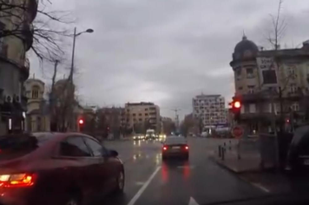 BAHATI PONOVO U AKCIJI: Lik je LAGANO prošao kroz CRVENO u CENTRU BEOGRADA! (VIDEO)