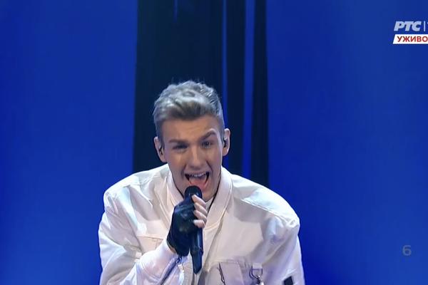 PREJADAN SI, KAD ĆEŠ PRESTATI DA LAŽEŠ DA SI STREJT? Andriju Jo napali zbog ovog snimka kad se hvata za međunožje!