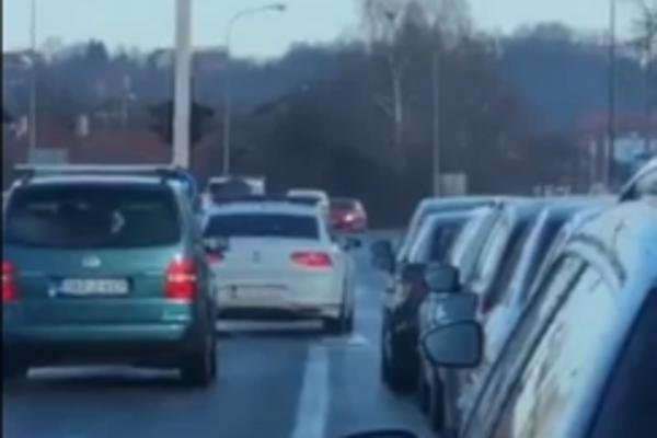 OVAKO SE BAHATE POLICAJCI NA PUTEVIMA! Kamera sve zabeležila DA LI ĆE OVOM BAHATOM VOZAČU STIĆI KAZNA? (VIDEO)