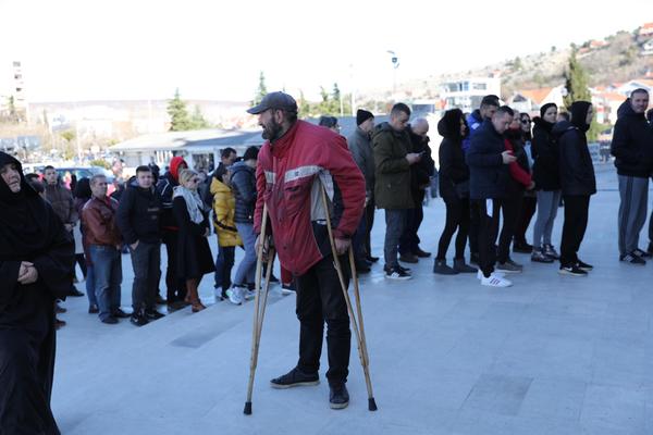 ONI SU NAJVEĆI PONOS SRPSKOG NARODA! Ljudi u Podgorici brane SVETINJE I NA ŠTAKAMA, prizori odande su potresni