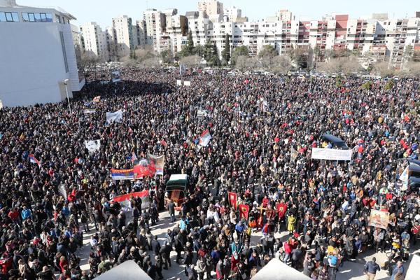 OVO JE FOTKA GODINE U PRAVOSLAVNOM SVETU: Nezapamćene scene u Podgorici, USTALI SU BUKVALNO SVI SRBI (FOTO)