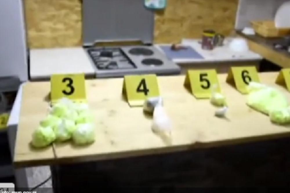 SRPSKI POLICAJCI UPALI U STAN U BEOGRADU: Lik je među kesama S GRAŠKOM držao KESE SA DROGOM, svašta su mu našli