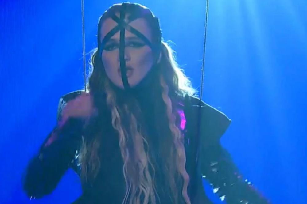 KO JE DEVOJKA KOJA JE NASTUPALA SA ANDRIJOM JO NA BEOVIZIJI! Svi je znate, takmičila se u PINKOVIM ZVEDICAMA!!!