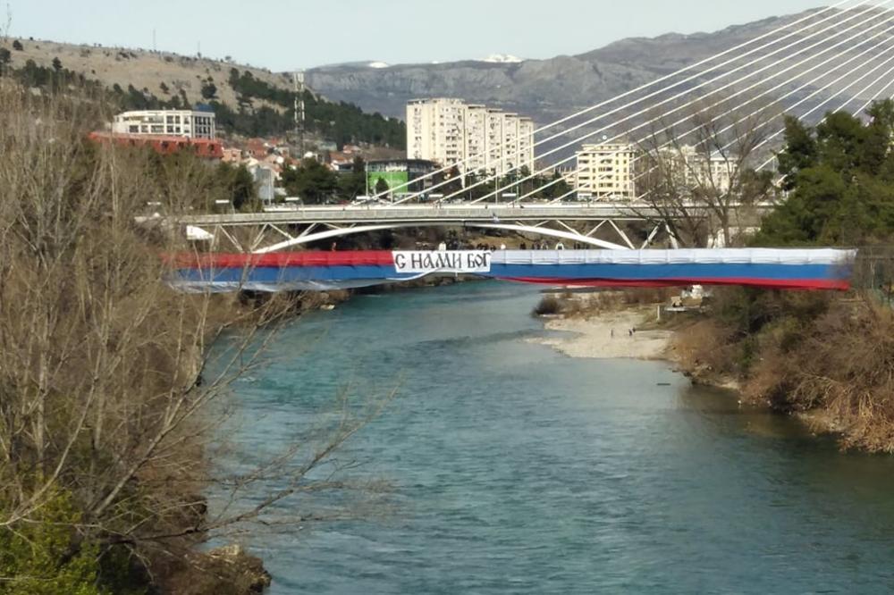 SRPSKO-RUSKA PORUKA SA PODGORIČKOG MOSTA CELOM SVETU: Bili smo u litiji, a onda smo videli OVO (FOTO)