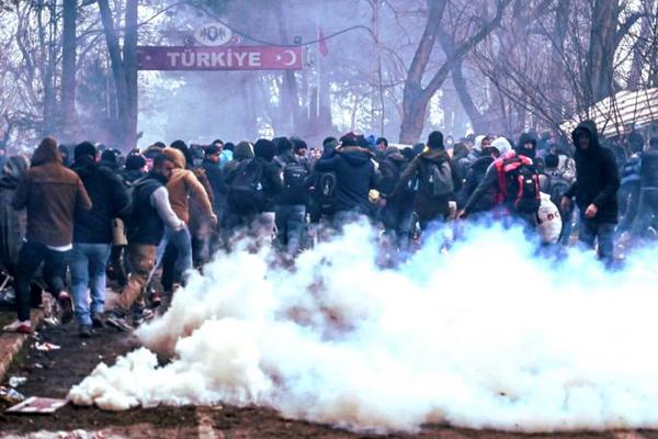 NA GRČKOJ GRANICI JE HAOS: Migranti uzvikuju ALAHU AKBAR, snimljeno je KAKO LETE KAMENICE (VIDEO)