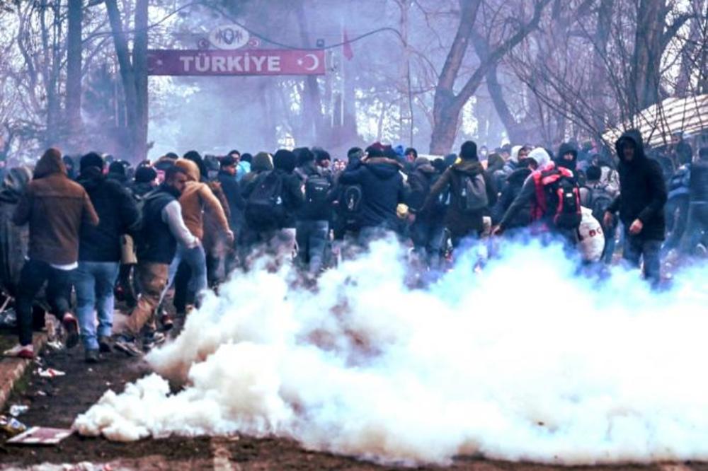 NA GRČKOJ GRANICI JE HAOS: Migranti uzvikuju ALAHU AKBAR, snimljeno je KAKO LETE KAMENICE (VIDEO)