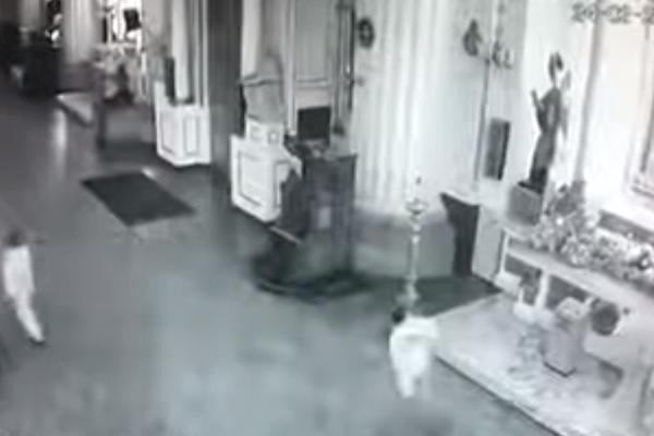 UZNEMIRUJUĆI VIDEO KRUŽI INTERNETOM: Vernik je ušao u crkvu a onda uradio NEČUVENO! (VIDEO)