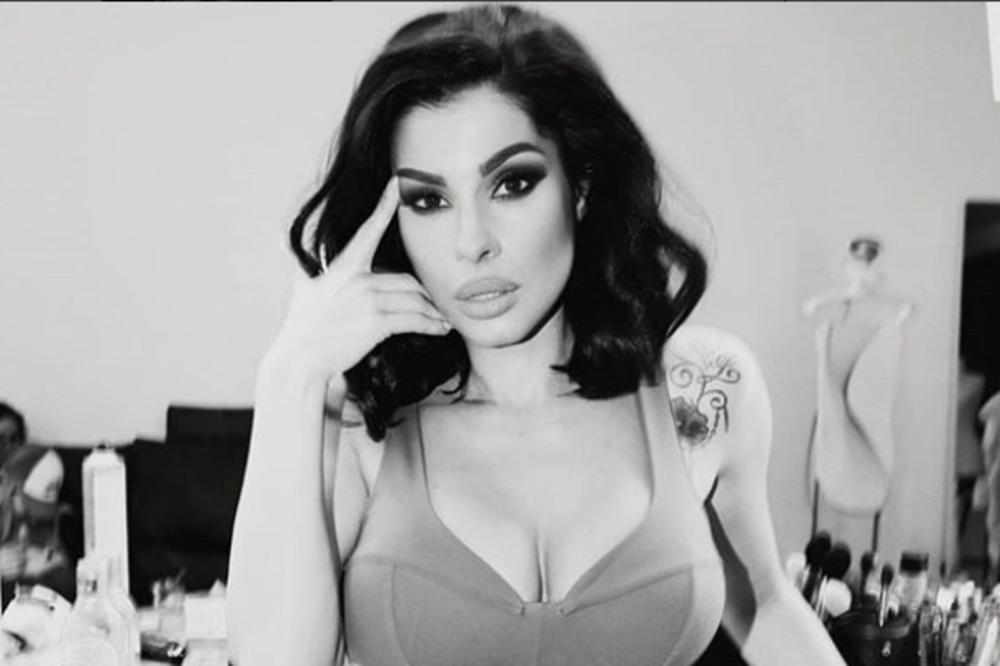 ATRAKTIVNA DO BOLA! NAŠA PEVAČICA SE RAZGOLITILA, OD NJENE POZADINE ZASTAJE DAH! Morate videti najse*si guzu