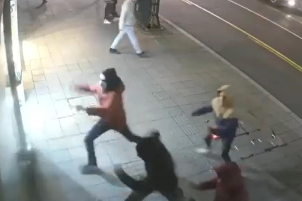 KAMERE U BEOGRADU SNIMILE STRAVIČNE SCENE: Huligani RAZLUPALI ulaz u Prajd info centar, PROLAZNICI U ŠOKU (VIDEO)