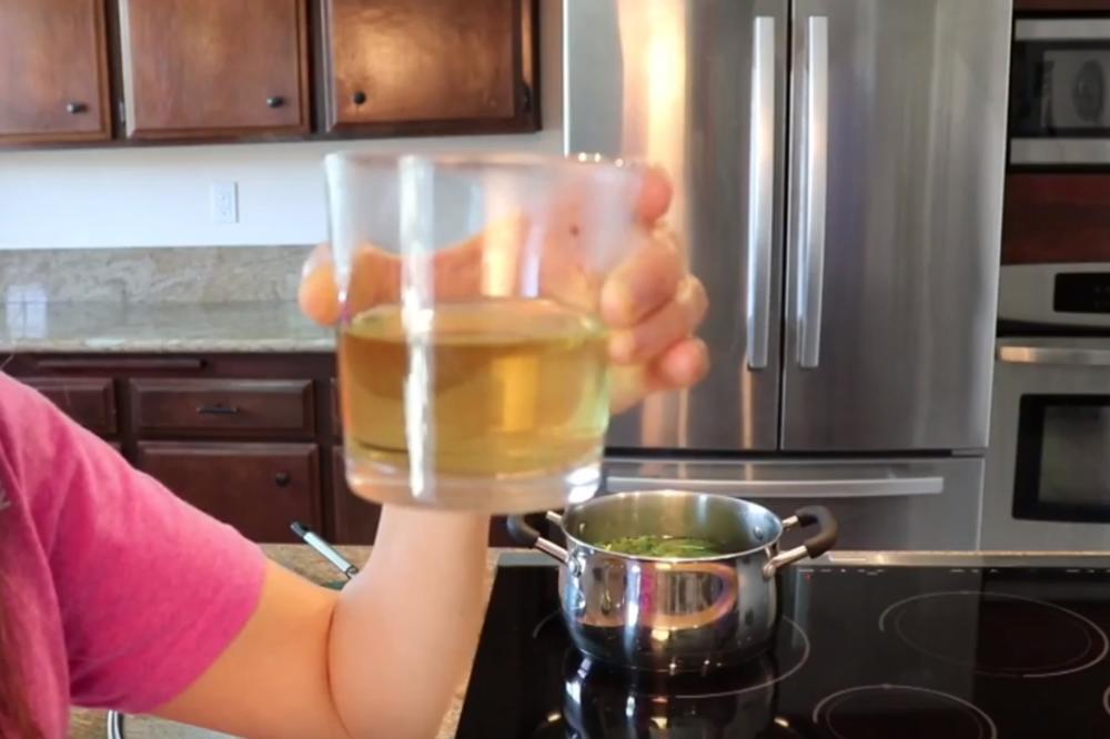 1 ŠOLJA OVOG ČAJA LEČI MNOGE BOLESTI: Pravi se od biljke KOJU MOŽETE UBRATI BILO GDE (RECEPT)