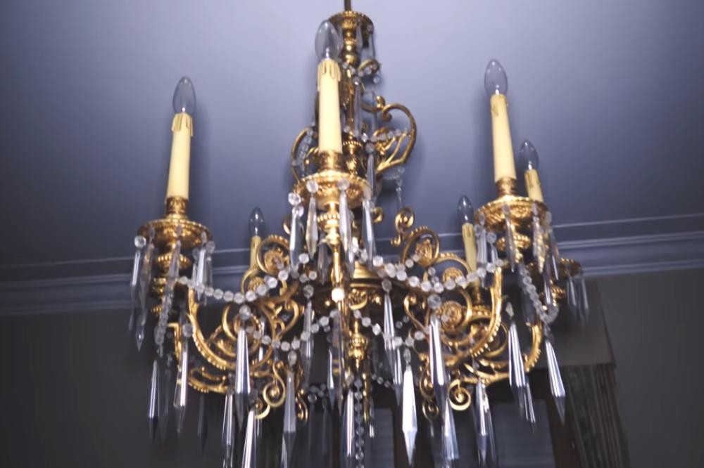 BEOGRAĐANKA PREBLEDELA KAD JE DOBILA RAČUN! Majstor joj zamenu lustera naplatio skoro 5.000 dinara