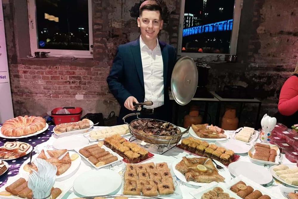 ON JE SRPSKI DŽEJMI OLIVER: O specijalitetima OVOG MOMKA priča celo Prijepolje! (FOTO)