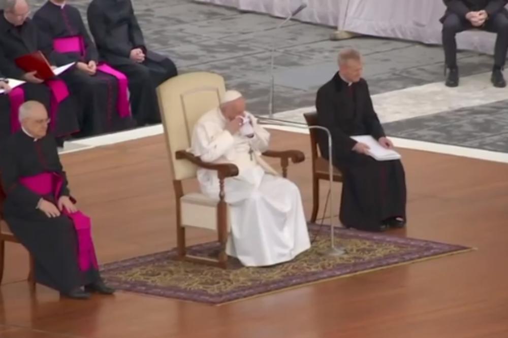 PAPA FRANJA SE POJAVIO U JAVNOSTI, PA SE ISKAŠLJAO U MARAMICU: Saopštio vernicima da ZBOG BOLESTI OTKAZUJE OBAVEZE