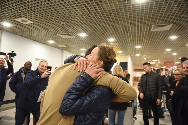NOVAK S PEHAROM IZ DUBAIJA STIGAO U BEOGRAD: Jelena mu potrčala u zagrljaj čim ga je ugledala!