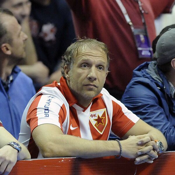 GROBARI UDARILI NA KALINIĆA I NJEGOVU SUPRUGU: Ružne scene pred početak 162. Večitog derbija! (VIDEO)