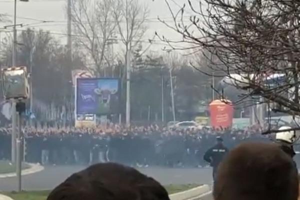 GROBARI SA VENCEM STIGLI NA MARAKANU: Morbidne slike pred Večiti derbi, gorela je Autokomanda!