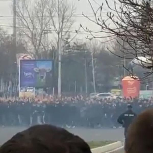 GROBARI SA VENCEM STIGLI NA MARAKANU: Morbidne slike pred Večiti derbi, gorela je Autokomanda!