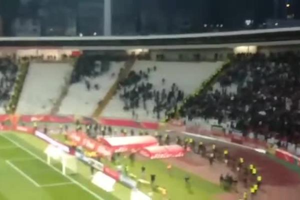 JUŽNA TRIBINA NAPALA ZABRANJENE: Nova žestoka međusobna tuča Grobara na derbiju, uletela i žandarmerija!