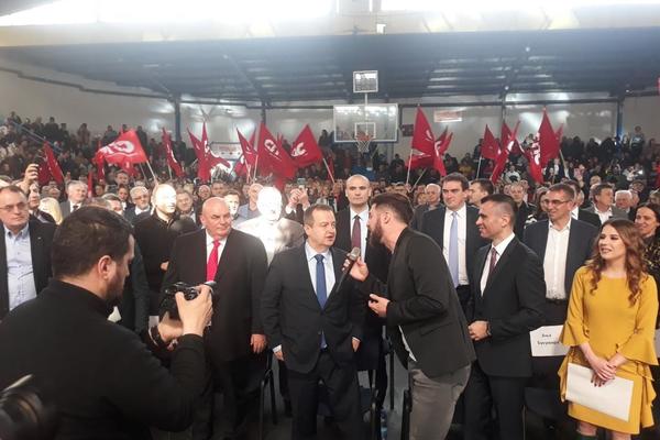 POZNATI PEVAČ JE PRIŠAO DAČIĆU I PONUDIO MU MIKROFON: Usledilo je nešto zbog čega su svi ODLEPILI! (VIDEO)