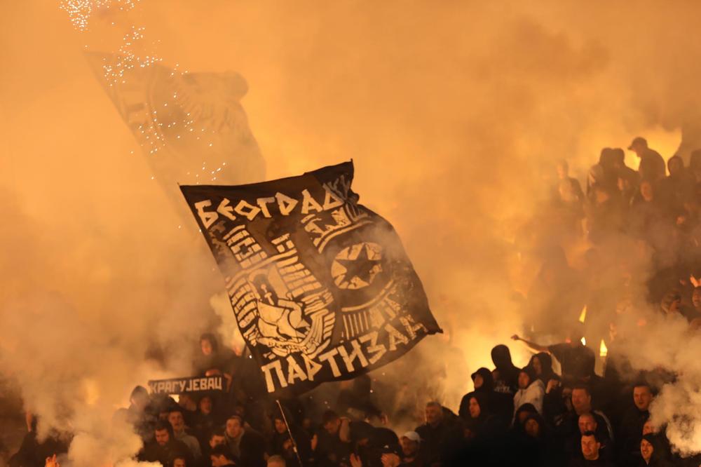 GROBARI AKCIJAJU ISPRED FSS: Nikad žešći napad navijača Partizana na Savez! (FOTO)
