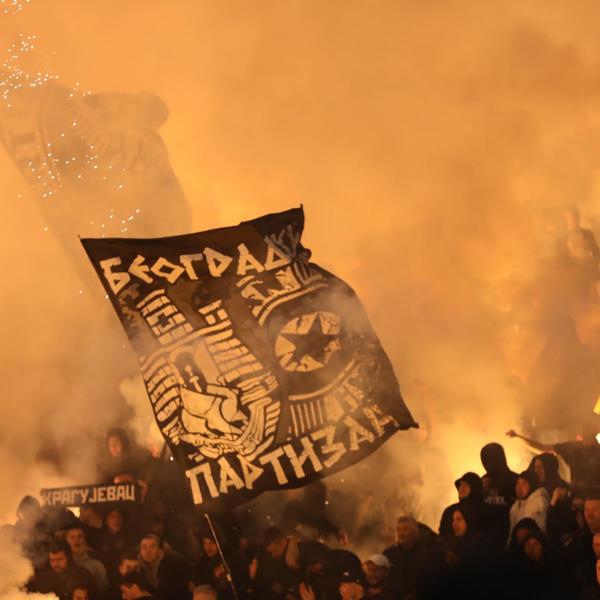 GROBARI AKCIJAJU ISPRED FSS: Nikad žešći napad navijača Partizana na Savez! (FOTO)