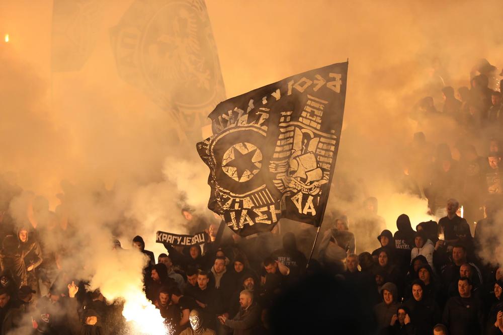 GROBARI NAPRAVILI BAKLJADU KAKVU DUGO NISU: Sudija je posle ovoga morao da prekine večiti derbi!