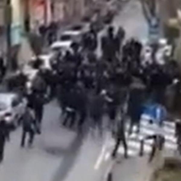 ČULO SE AJDE I ONDA LOMLJAVA! Pucala stakla i glave, sevale šipke: Pojavio se snimak tuče navijača pre derbija!