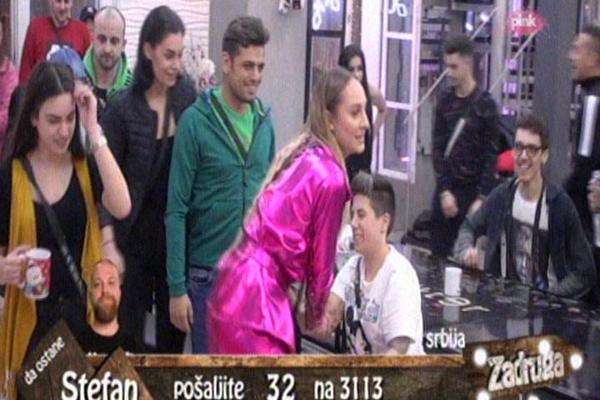 GLASINE SU BILE TAČNE! LUNA ĐOGANI UŠLA U ZADRUGU: Veliki šef naglasio da se ona NE TAKMIČI, glasovi će ići GAGIJU