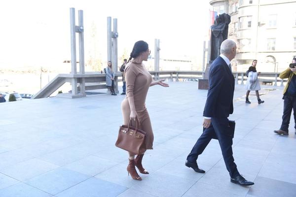 CECA RANOM ZOROM U PALATI PRAVDE! Ražnatovićeva sa osmehom na licu ušla u SUD, a tek da vidite koliko DOBRO IZGLEDA