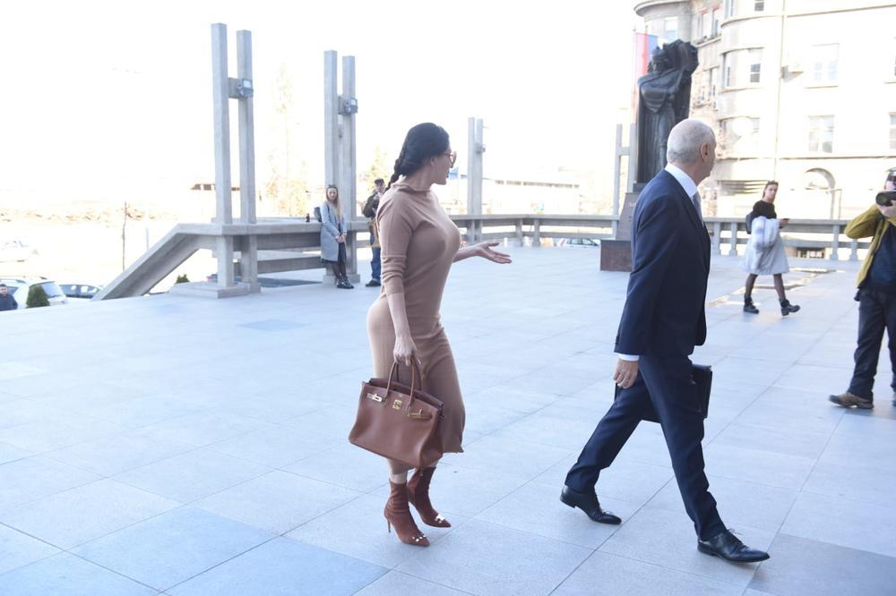 CECA RANOM ZOROM U PALATI PRAVDE! Ražnatovićeva sa osmehom na licu ušla u SUD, a tek da vidite koliko DOBRO IZGLEDA