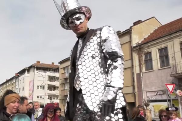 U SVILAJNCU NISU ZNALI ŠTA IH JE SNAŠLO: Nekoliko hiljada čudno obučenih ljudi paradirali ulicama (VIDEO)