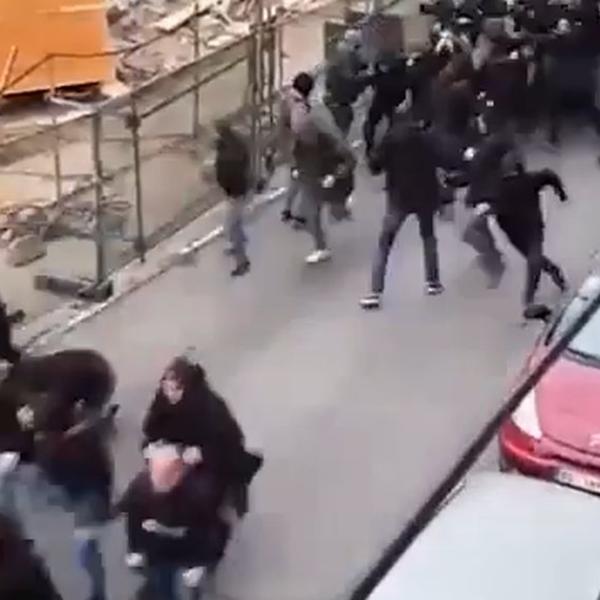 BEŽE OD POLICIJE, A NE PRESTAJU DA SE UDARAJU: Novi snimak tuče Grobara i Delija! Sevali kaiševi i štangle!