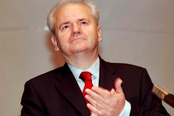 MILOŠEVIĆ JE JEDINI PREDSEDNIK KOJI JE IMAO 2 DOČEKA U ČAČKU: Dok su mu jedni KLICALI, drugi su ga GAĐALI JAJIMA!