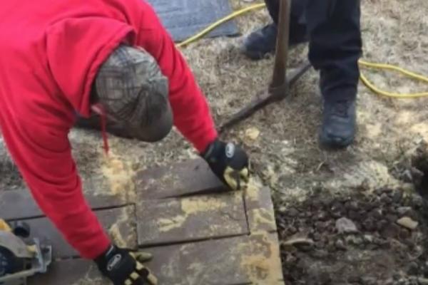 KUPILI SU KUĆU, PA BRZO OTKRILI DA SE U PODOVIMA KRIJE UŽAS: Prodavac im je prećutao VELIKU OPASNOST (VIDEO)