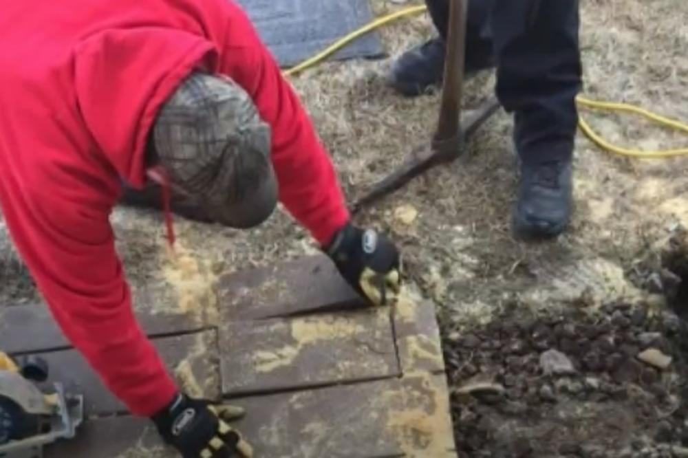 KUPILI SU KUĆU, PA BRZO OTKRILI DA SE U PODOVIMA KRIJE UŽAS: Prodavac im je prećutao VELIKU OPASNOST (VIDEO)