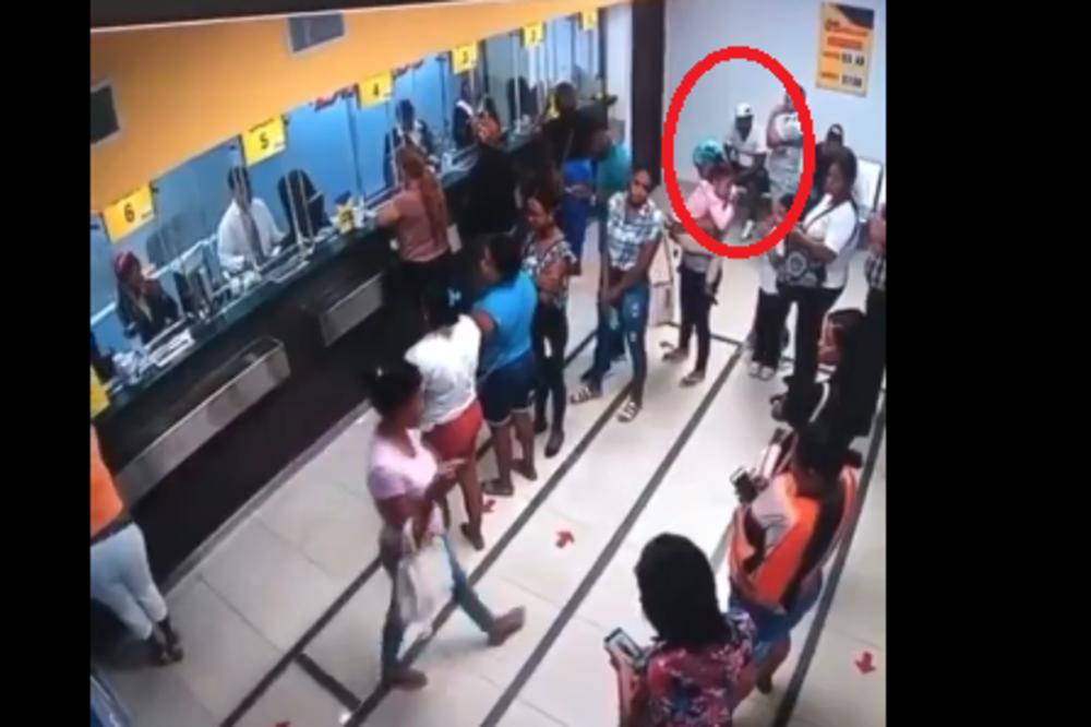 ČEKALI SU U REDU U POŠTI KADA SE ODIGRALA PRAVA DRAMA: Svi su odjednom gledali u OVOG ČOVEKA (VIDEO)