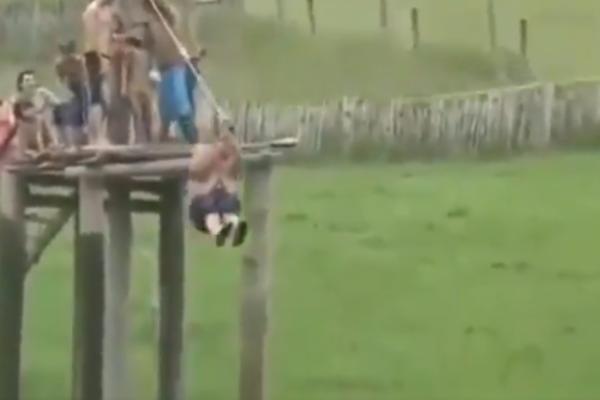 KRUPNIJI ČOVEK REŠIO DA SE SPUSTI ZIP-LAJNOM: Brzo je postalo jasno zašto je to bila LOŠA IDEJA (VIDEO)