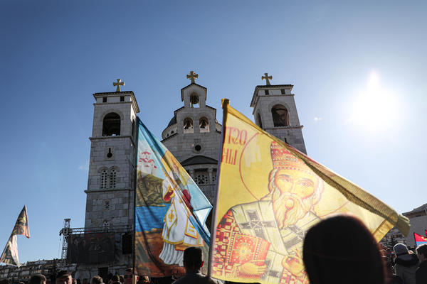 NIKŠIĆANI USTALI I VEČERAS: Protestna šetnja protiv spornog zakona - ulicama odjekuju ove reči!