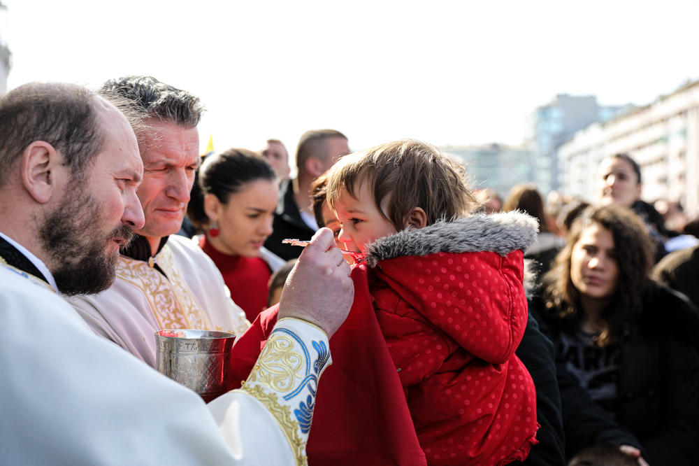 DECA NA ČELU LITIJE U CRNOJ GORI: U rukama nose jako BITNU STVAR, VERNICI NA NOGAMA!