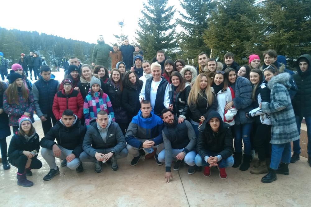 OVA ŽENA STOJI MEĐU 45 DECE IZLEČENE OD RAKA: Na njoj je toliko ljubavi da to ne možete da ne osetite