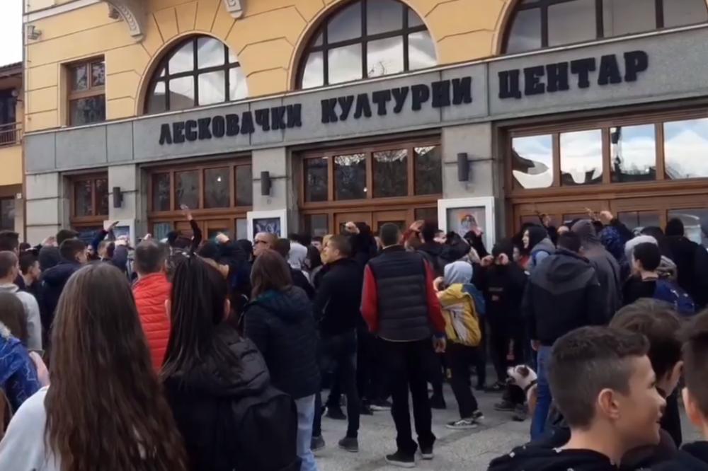 UBIJ, ZAKOLJI, DA PEDER NE POSTOJI! Ovo su skandirala DECA na protestu protiv gej parade u Leskovcu (VIDEO)