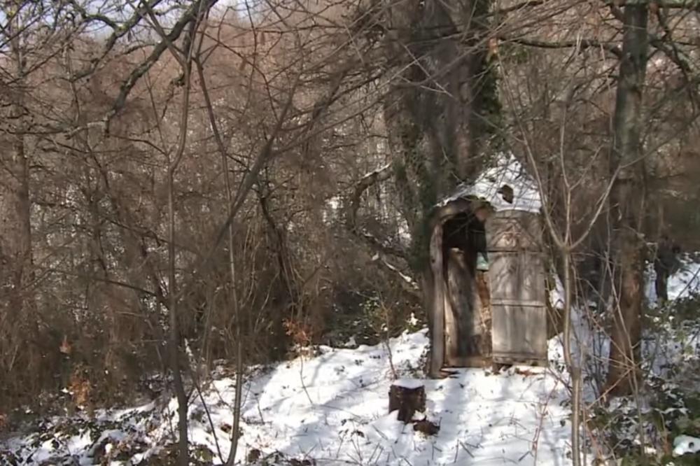 OVO JE NAJMANJA CRKVA U SRBIJI: U nju staju 3 vernika, napravljena je za potrebe FILMA O HOBITIMA (VIDEO)