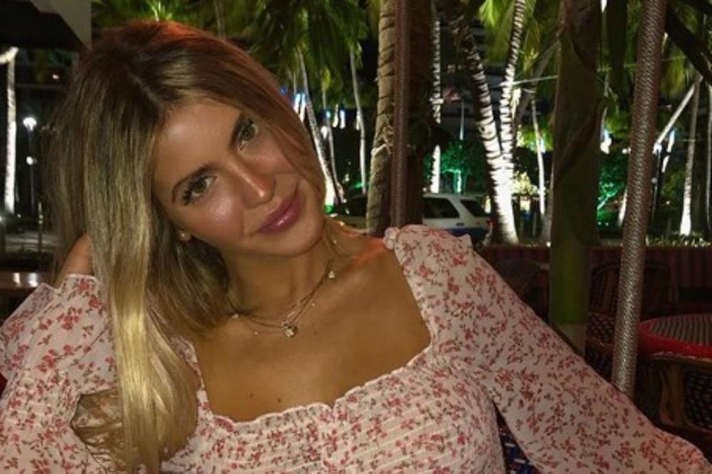 SESTRA EŽENI BUŠAR POKAZALA SVE: Na sebi ima samo lastiš - a i njega je sklonila! Tek da je vidite bez brusa...