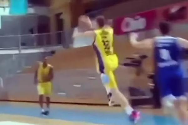 NEĆE VALJDA, AJOOOOJ, ISUSEEEE! Hrvatski komentator samo što nije zaplakao posle nove trojke Srbina sa pola terena!