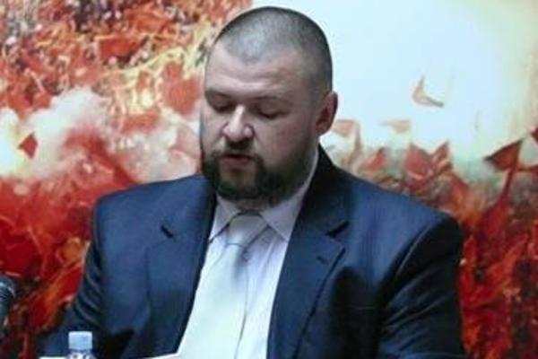 SVEŠTENIK KOJI TVRDI DA JE ATEISTA, ALKOHOLIČAR I BABO*EBAC! Na sve to još zamišlja u krilu OVU PEVAČICU (FOTO)