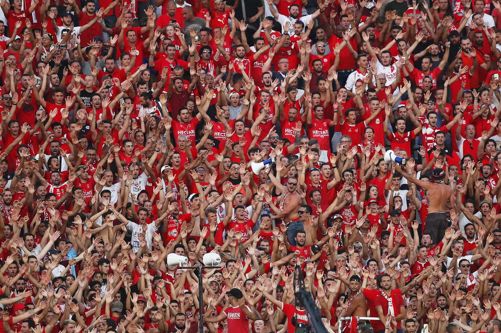 NAVIJAČ UMRO USRED UTAKMICE: Pored njega je bio sin - desila se strašna tragedija!