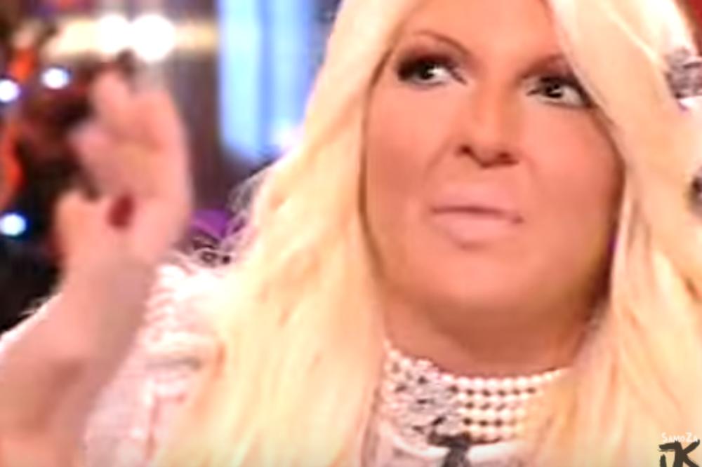 UZNEMIRUJUĆI SNIMAK! SRPSKE JUTJUBERE JAVNOST NAPADA, SADA JE DOŠLO DO UBODA: Jasno se vidi PROBADANJE PREKO USANA!